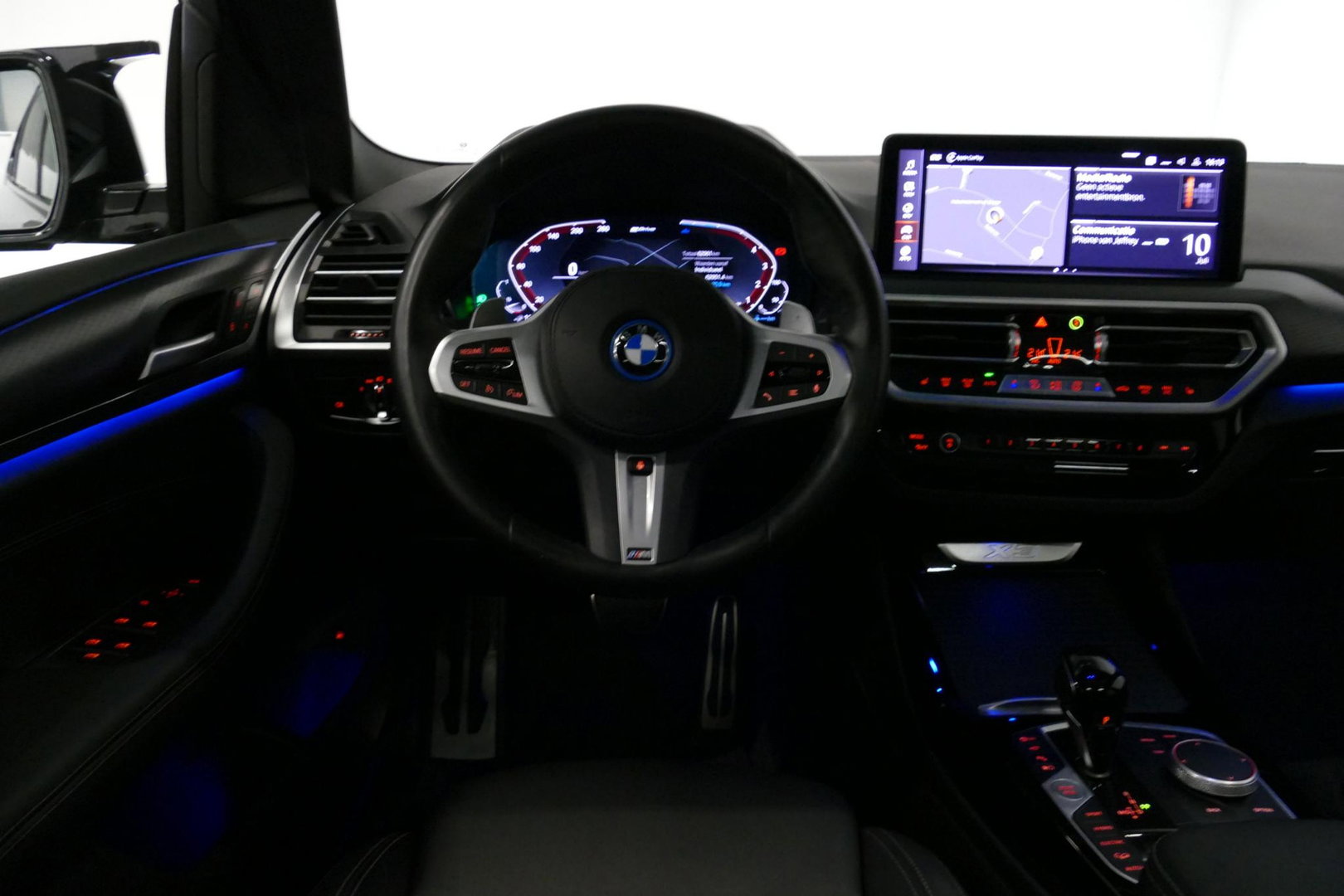 BMW X3 xDrive30e M Sport / Maxton Design Bodykit V.2 / Panoramadak / Elektr. verstelbare voorstoelen + memory / Ambienteverlichting / HUD / Stoelverwarming V + A / Apple Carplay - Android Auto / Rondomzichtcamera / 21'' LMV / Stuurwielverwarming / Cruise Control