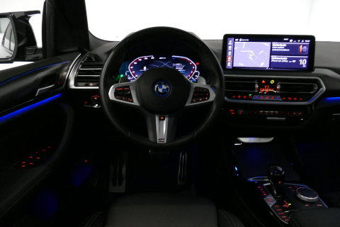 BMW X3 xDrive30e M Sport / Maxton Design Bodykit V.2 / Panoramadak / Elektr. verstelbare voorstoelen + memory / Ambienteverlichting / HUD / Stoelverwarming V + A / Apple Carplay - Android Auto / Rondomzichtcamera / 21'' LMV / Stuurwielverwarming / Cruise Control