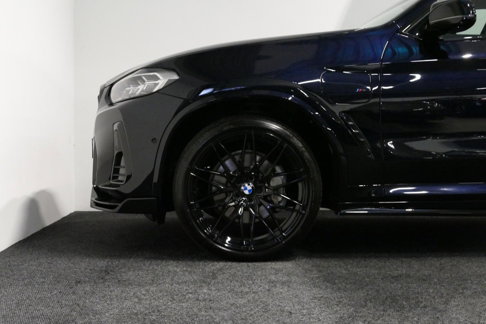 BMW X3 xDrive30e M Sport / Maxton Design Bodykit V.2 / Panoramadak / Elektr. verstelbare voorstoelen + memory / Ambienteverlichting / HUD / Stoelverwarming V + A / Apple Carplay - Android Auto / Rondomzichtcamera / 21'' LMV / Stuurwielverwarming / Cruise Control