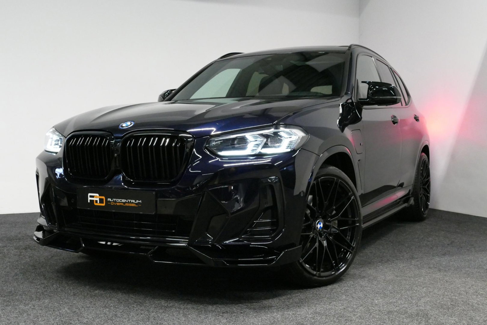 BMW X3 xDrive30e M Sport / Maxton Design Bodykit V.2 / Panoramadak / Elektr. verstelbare voorstoelen + memory / Ambienteverlichting / HUD / Stoelverwarming V + A / Apple Carplay - Android Auto / Rondomzichtcamera / 21'' LMV / Stuurwielverwarming / Cruise Control
