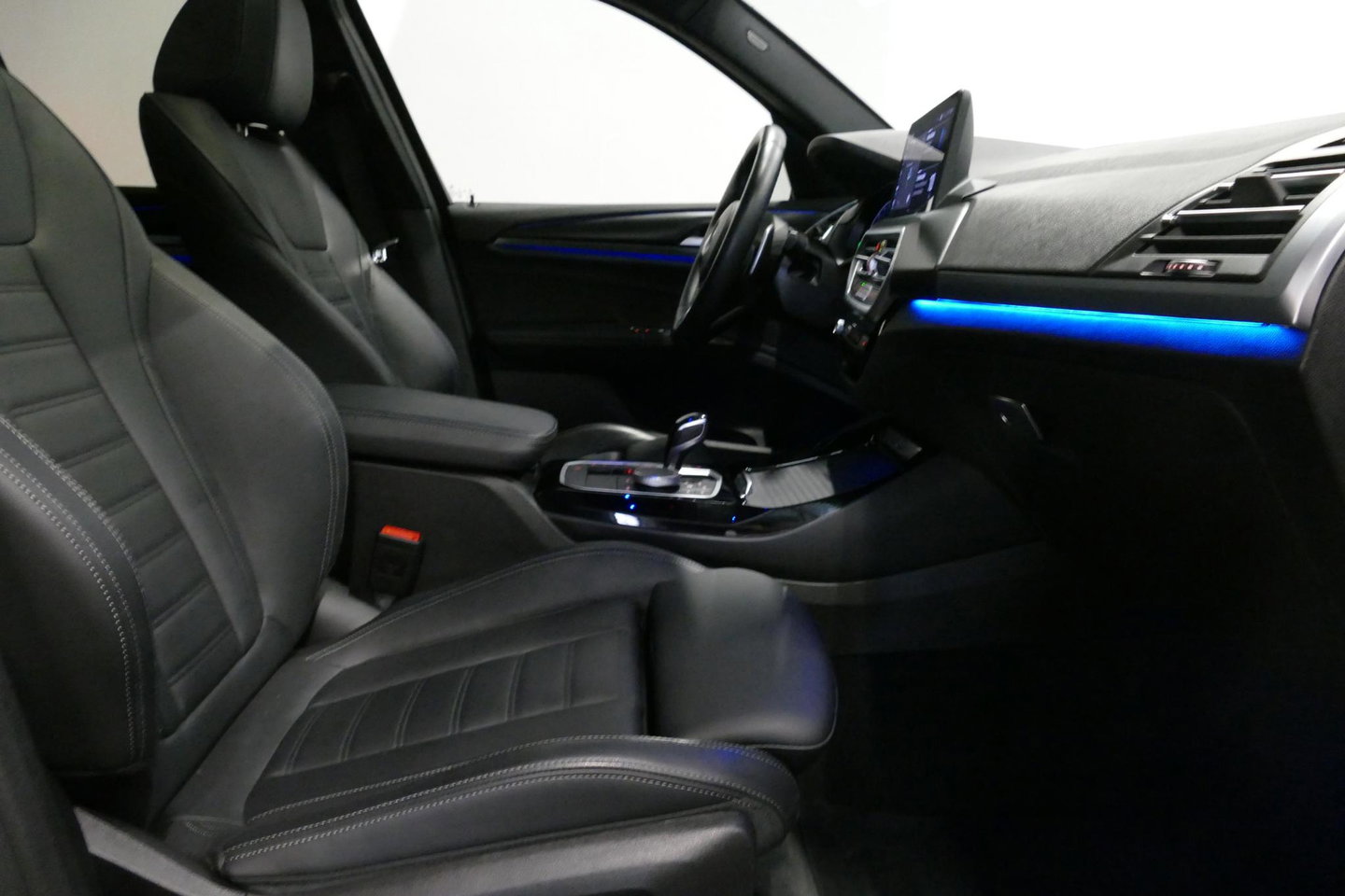 BMW X3 xDrive30e M Sport / Maxton Design Bodykit V.2 / Panoramadak / Elektr. verstelbare voorstoelen + memory / Ambienteverlichting / HUD / Stoelverwarming V + A / Apple Carplay - Android Auto / Rondomzichtcamera / 21'' LMV / Stuurwielverwarming / Cruise Control