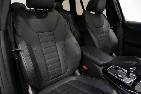 BMW X3 xDrive30e M Sport / Maxton Design Bodykit V.2 / Panoramadak / Elektr. verstelbare voorstoelen + memory / Ambienteverlichting / HUD / Stoelverwarming V + A / Apple Carplay - Android Auto / Rondomzichtcamera / 21'' LMV / Stuurwielverwarming / Cruise Control