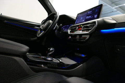 BMW X3 xDrive30e M Sport / Maxton Design Bodykit V.2 / Panoramadak / Elektr. verstelbare voorstoelen + memory / Ambienteverlichting / HUD / Stoelverwarming V + A / Apple Carplay - Android Auto / Rondomzichtcamera / 21'' LMV / Stuurwielverwarming / Cruise Control