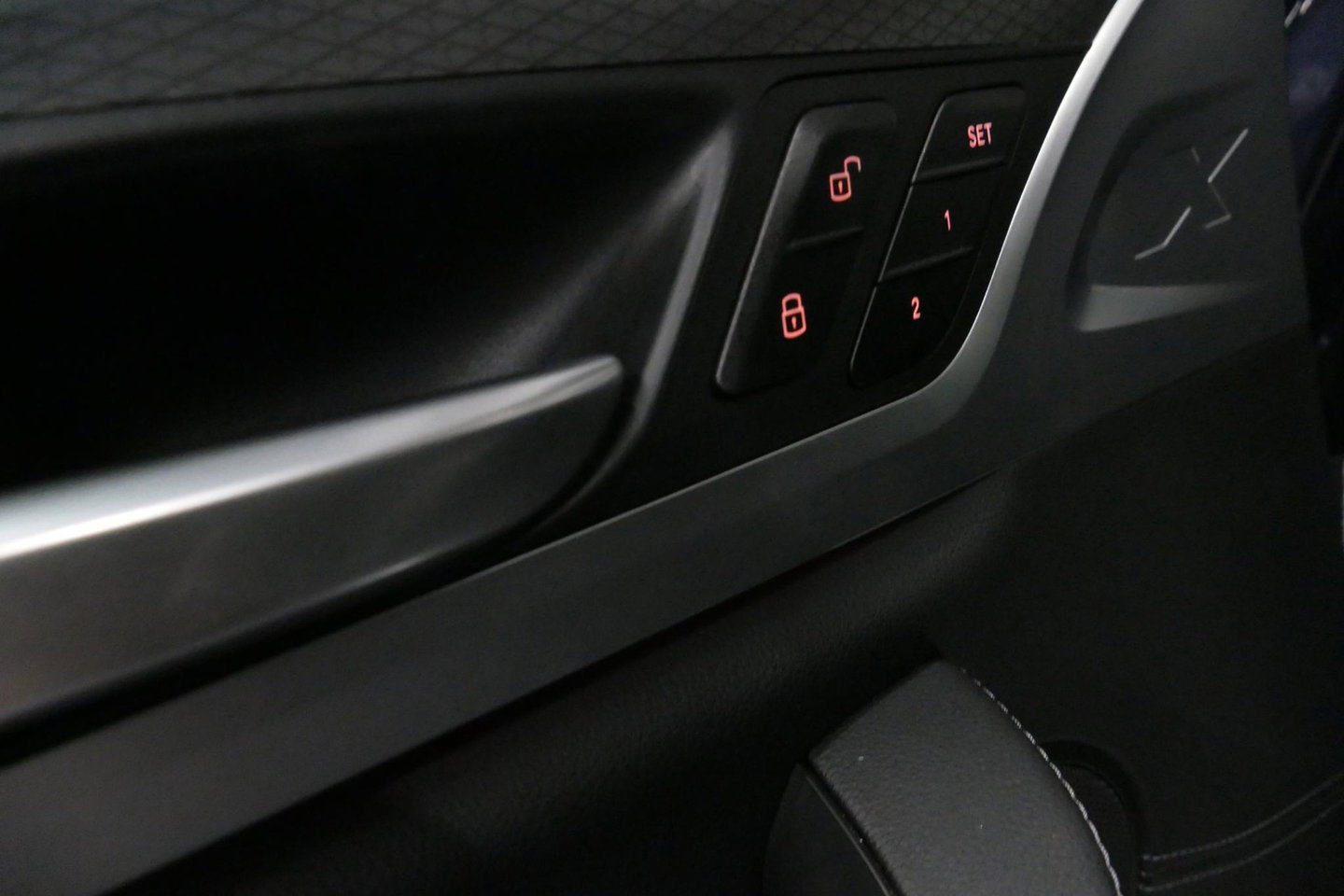BMW X3 xDrive30e M Sport / Maxton Design Bodykit V.2 / Panoramadak / Elektr. verstelbare voorstoelen + memory / Ambienteverlichting / HUD / Stoelverwarming V + A / Apple Carplay - Android Auto / Rondomzichtcamera / 21'' LMV / Stuurwielverwarming / Cruise Control