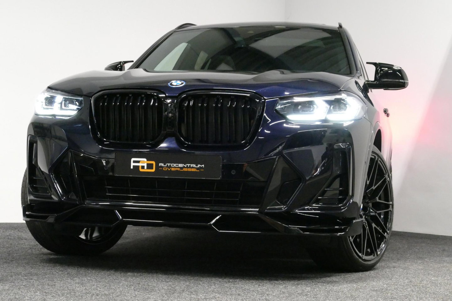BMW X3 xDrive30e M Sport / Maxton Design Bodykit V.2 / Panoramadak / Elektr. verstelbare voorstoelen + memory / Ambienteverlichting / HUD / Stoelverwarming V + A / Apple Carplay - Android Auto / Rondomzichtcamera / 21'' LMV / Stuurwielverwarming / Cruise Control