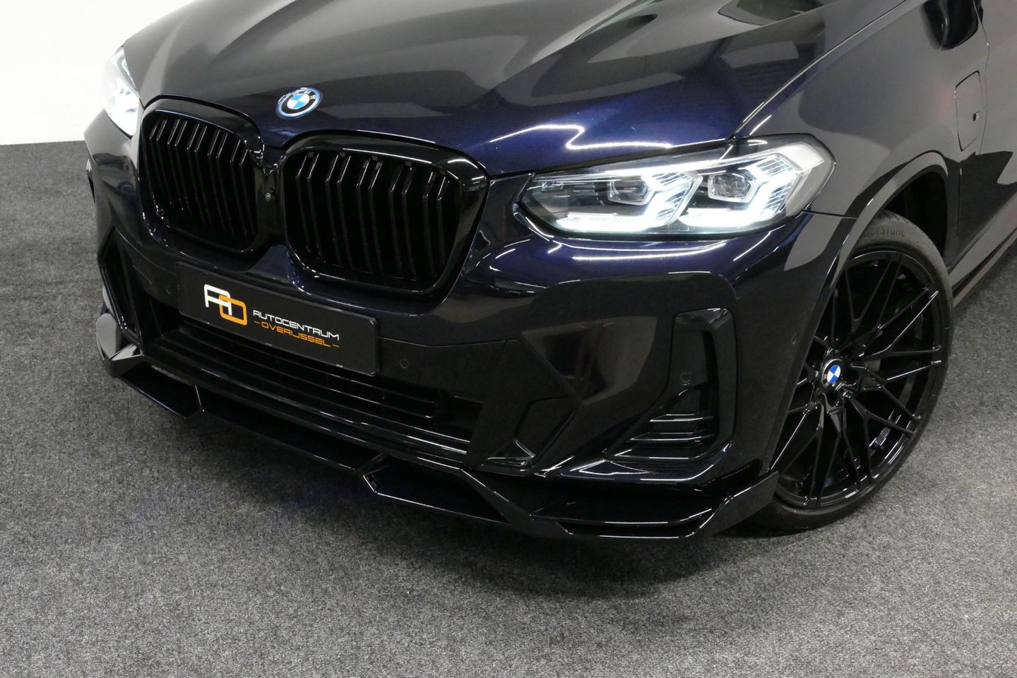 BMW X3 xDrive30e M Sport / Maxton Design Bodykit V.2 / Panoramadak / Elektr. verstelbare voorstoelen + memory / Ambienteverlichting / HUD / Stoelverwarming V + A / Apple Carplay - Android Auto / Rondomzichtcamera / 21'' LMV / Stuurwielverwarming / Cruise Control