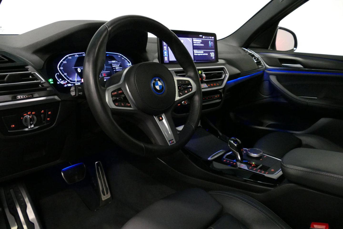 BMW X3 xDrive30e M Sport / Maxton Design Bodykit V.2 / Panoramadak / Elektr. verstelbare voorstoelen + memory / Ambienteverlichting / HUD / Stoelverwarming V + A / Apple Carplay - Android Auto / Rondomzichtcamera / 21'' LMV / Stuurwielverwarming / Cruise Control