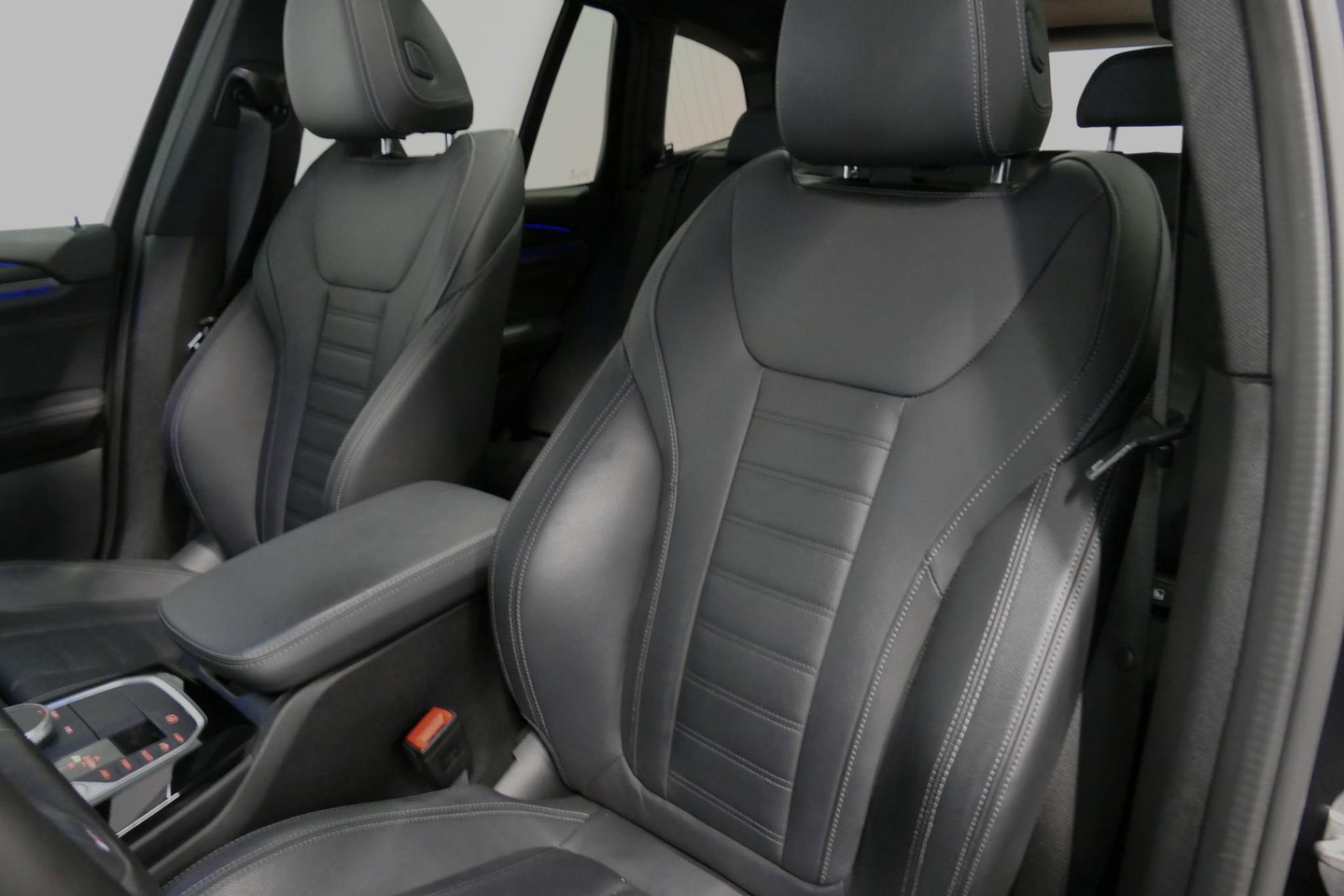 BMW X3 xDrive30e M Sport / Maxton Design Bodykit V.2 / Panoramadak / Elektr. verstelbare voorstoelen + memory / Ambienteverlichting / HUD / Stoelverwarming V + A / Apple Carplay - Android Auto / Rondomzichtcamera / 21'' LMV / Stuurwielverwarming / Cruise Control