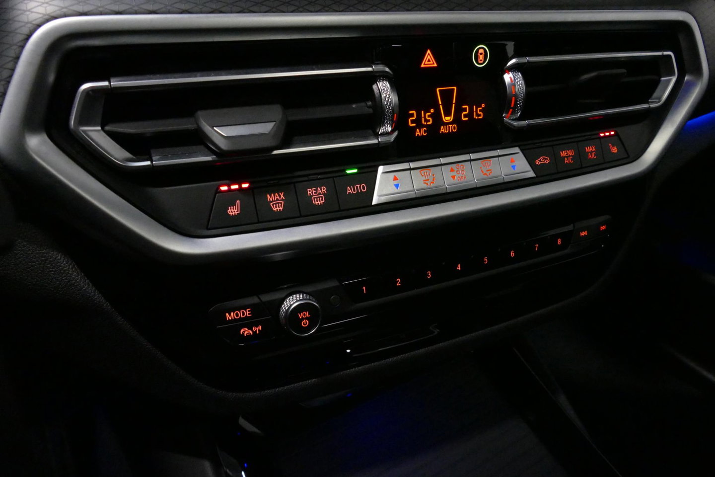 BMW X3 xDrive30e M Sport / Maxton Design Bodykit V.2 / Panoramadak / Elektr. verstelbare voorstoelen + memory / Ambienteverlichting / HUD / Stoelverwarming V + A / Apple Carplay - Android Auto / Rondomzichtcamera / 21'' LMV / Stuurwielverwarming / Cruise Control