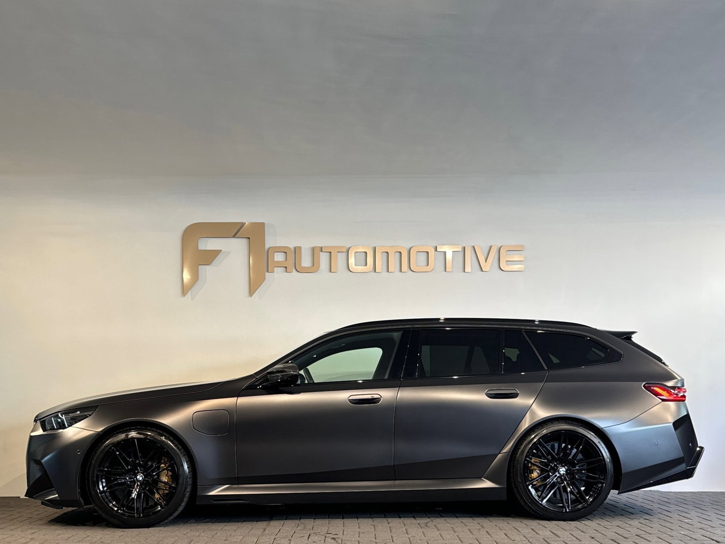 BMW 5 Serie Touring M5 Pano|Keramisch|B&W|HuD|Carbon|M Drivers