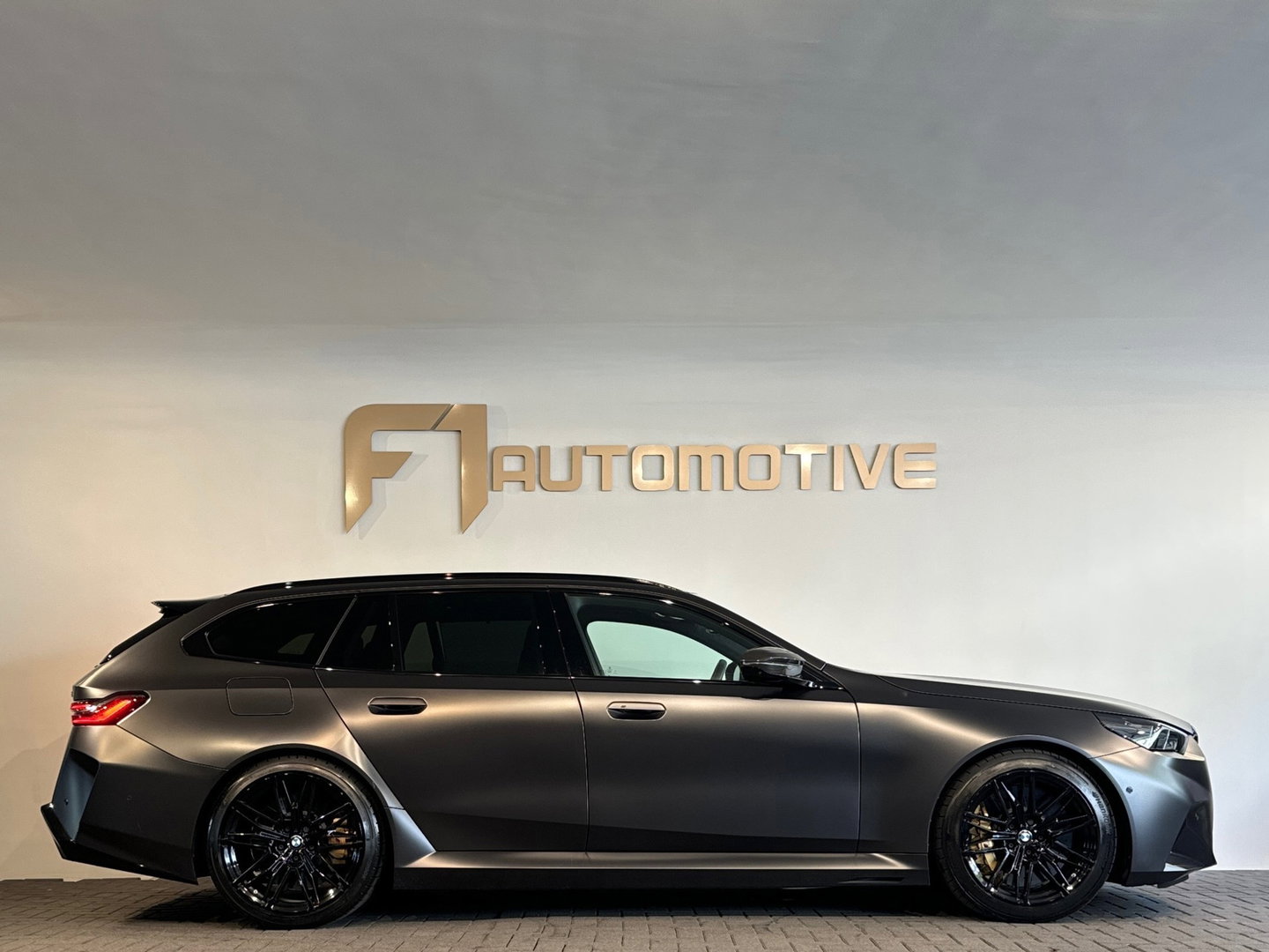 BMW 5 Serie Touring M5 Pano|Keramisch|B&W|HuD|Carbon|M Drivers