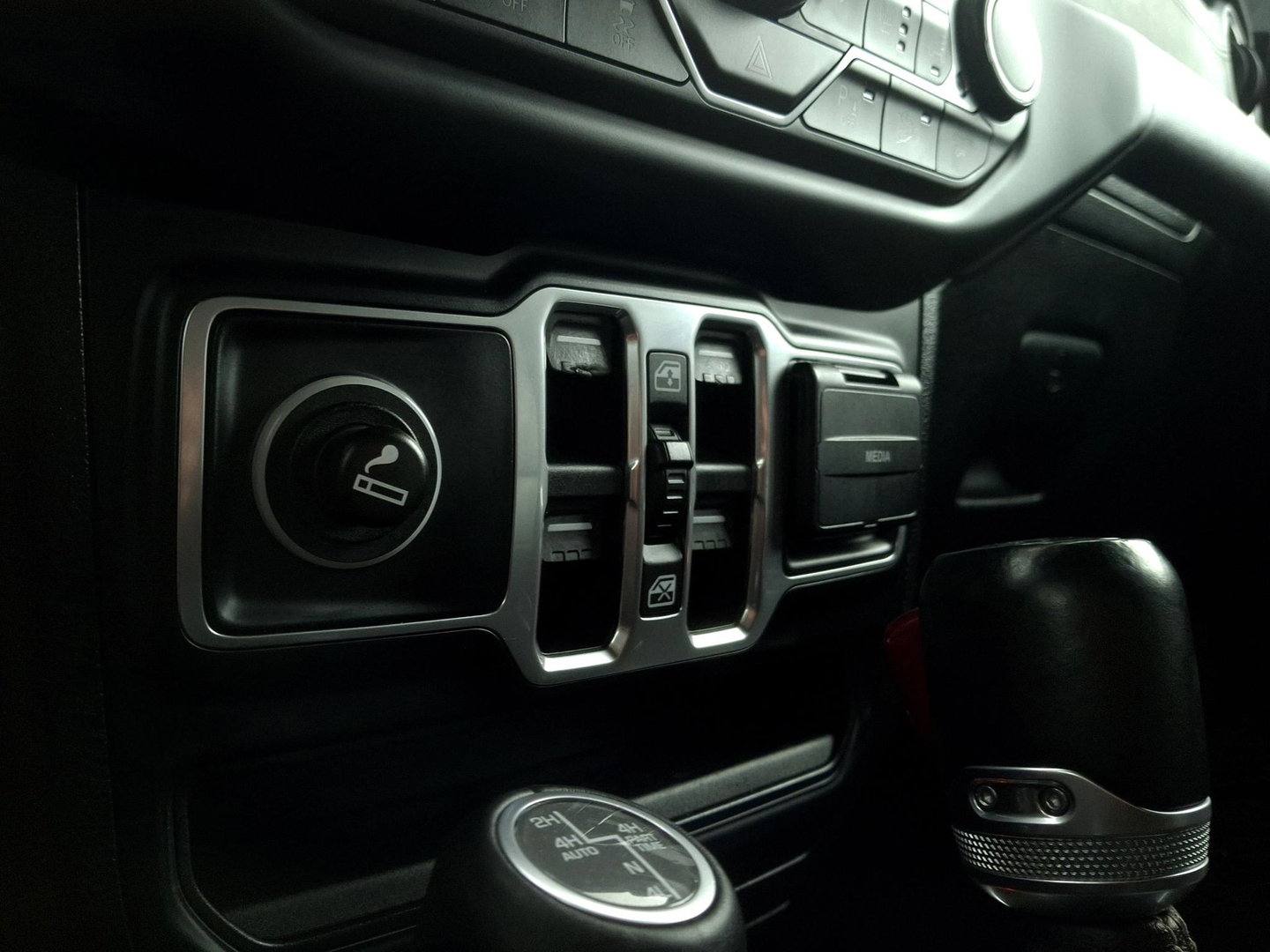Jeep Wrangler 2.2D Sahara | GRIJS KENTEKEN | 4x4 | VOL OPTIES | TARGA DAK | DAKREK | LED