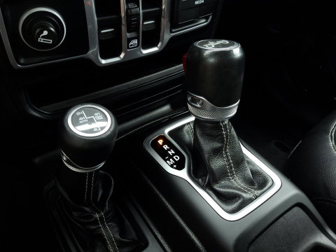 Jeep Wrangler 2.2D Sahara | GRIJS KENTEKEN | 4x4 | VOL OPTIES | TARGA DAK | DAKREK | LED