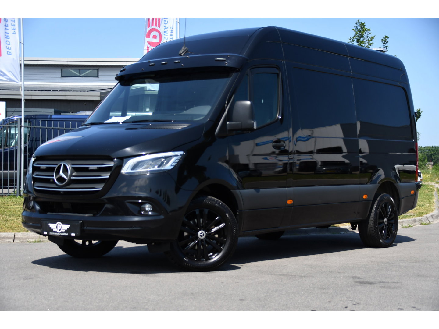 Mercedes-Benz Sprinter 319 3.0 CDI L2H2 Black Edition Adaptieve Cruise, 360 Camera, Carplay, 190pk, LED, 10,5'' Mbux, Automaat, 3500kg Trekhaak, Dodehoek, 2 x Geveerde stoel, Uniek!
