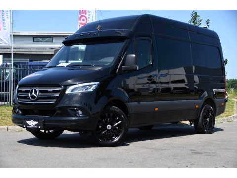 Mercedes-Benz Sprinter 319 3.0 CDI L2H2 Black Edition Adaptieve Cruise, 360 Camera, Carplay, 190pk, LED, 10,5'' Mbux, Automaat, 3500kg Trekhaak, Dodehoek, 2 x Geveerde stoel, Uniek!