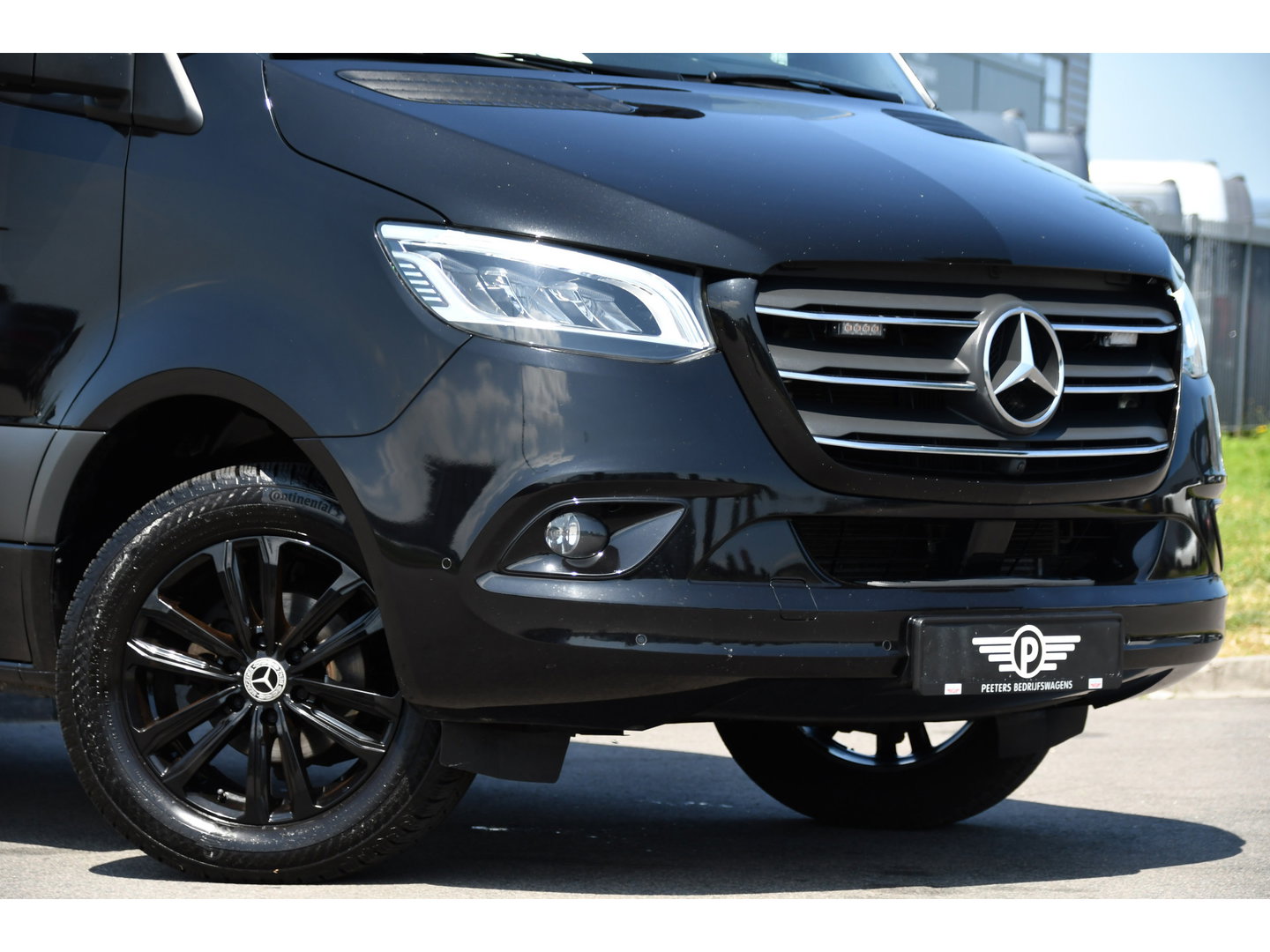 Mercedes-Benz Sprinter 319 3.0 CDI L2H2 Black Edition Adaptieve Cruise, 360 Camera, Carplay, 190pk, LED, 10,5'' Mbux, Automaat, 3500kg Trekhaak, Dodehoek, 2 x Geveerde stoel, Uniek!