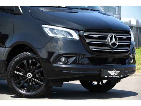 Mercedes-Benz Sprinter 319 3.0 CDI L2H2 Black Edition Adaptieve Cruise, 360 Camera, Carplay, 190pk, LED, 10,5'' Mbux, Automaat, 3500kg Trekhaak, Dodehoek, 2 x Geveerde stoel, Uniek!