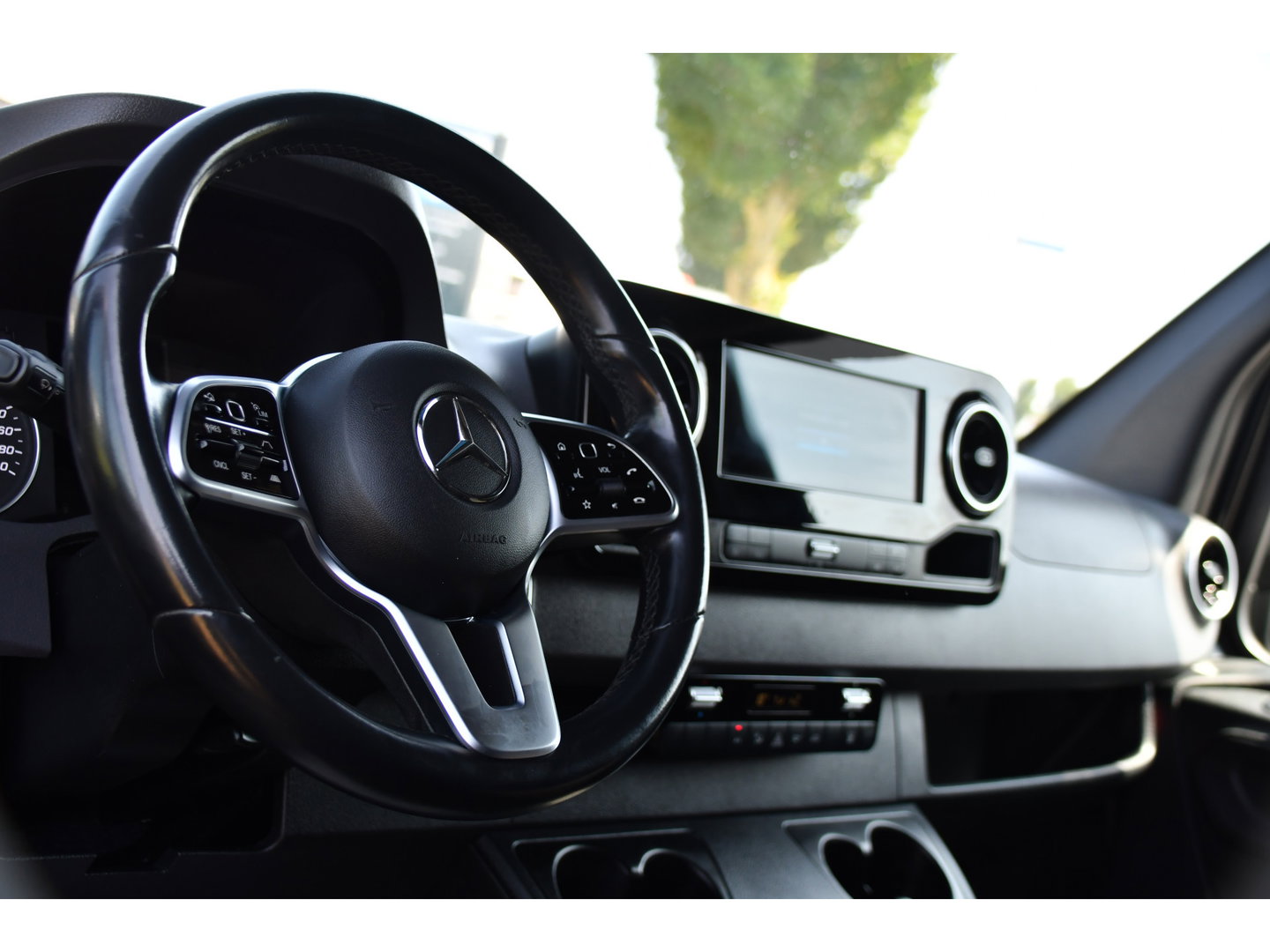 Mercedes-Benz Sprinter 319 3.0 CDI L2H2 Black Edition Adaptieve Cruise, 360 Camera, Carplay, 190pk, LED, 10,5'' Mbux, Automaat, 3500kg Trekhaak, Dodehoek, 2 x Geveerde stoel, Uniek!