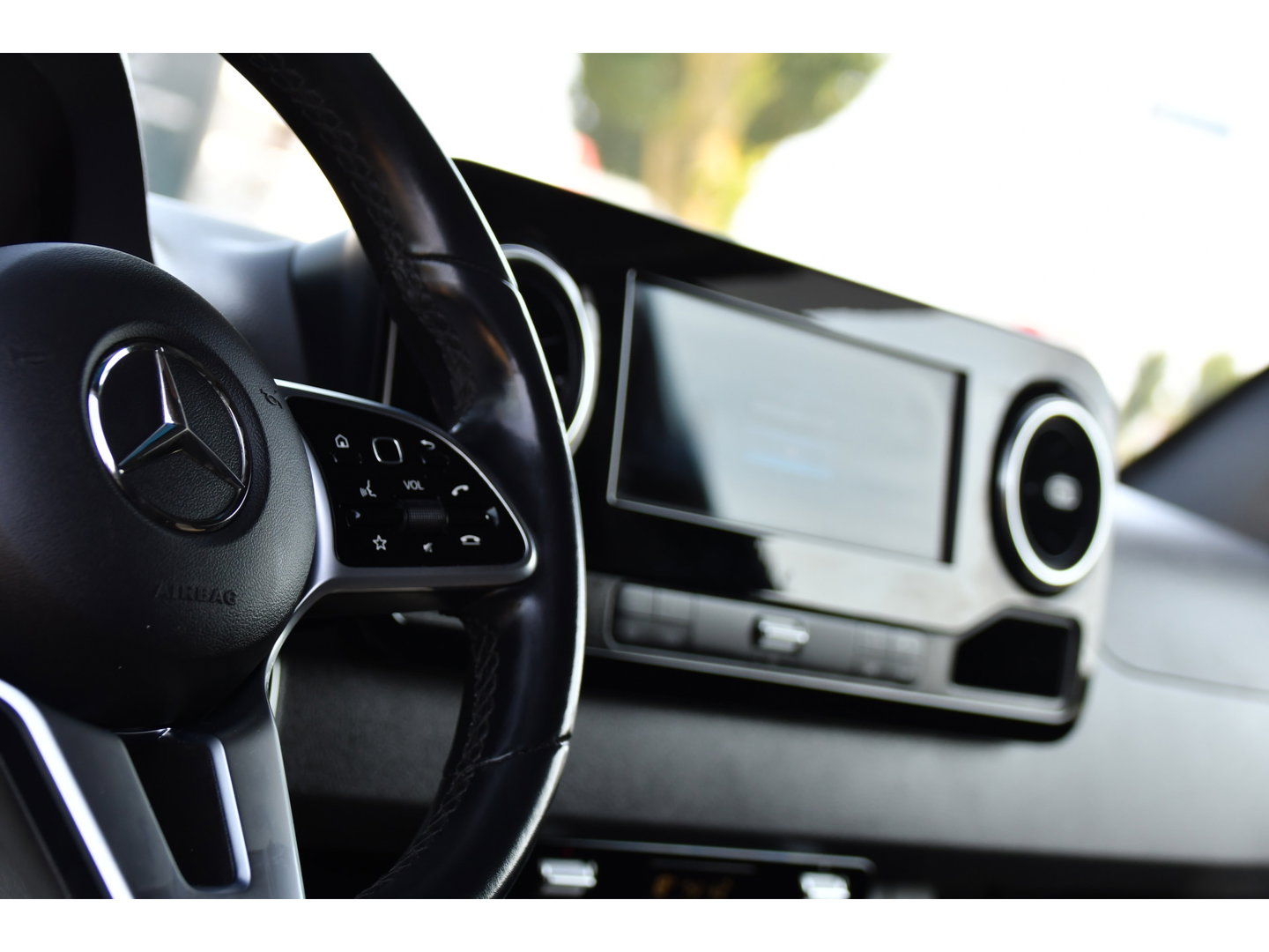 Mercedes-Benz Sprinter 319 3.0 CDI L2H2 Black Edition Adaptieve Cruise, 360 Camera, Carplay, 190pk, LED, 10,5'' Mbux, Automaat, 3500kg Trekhaak, Dodehoek, 2 x Geveerde stoel, Uniek!