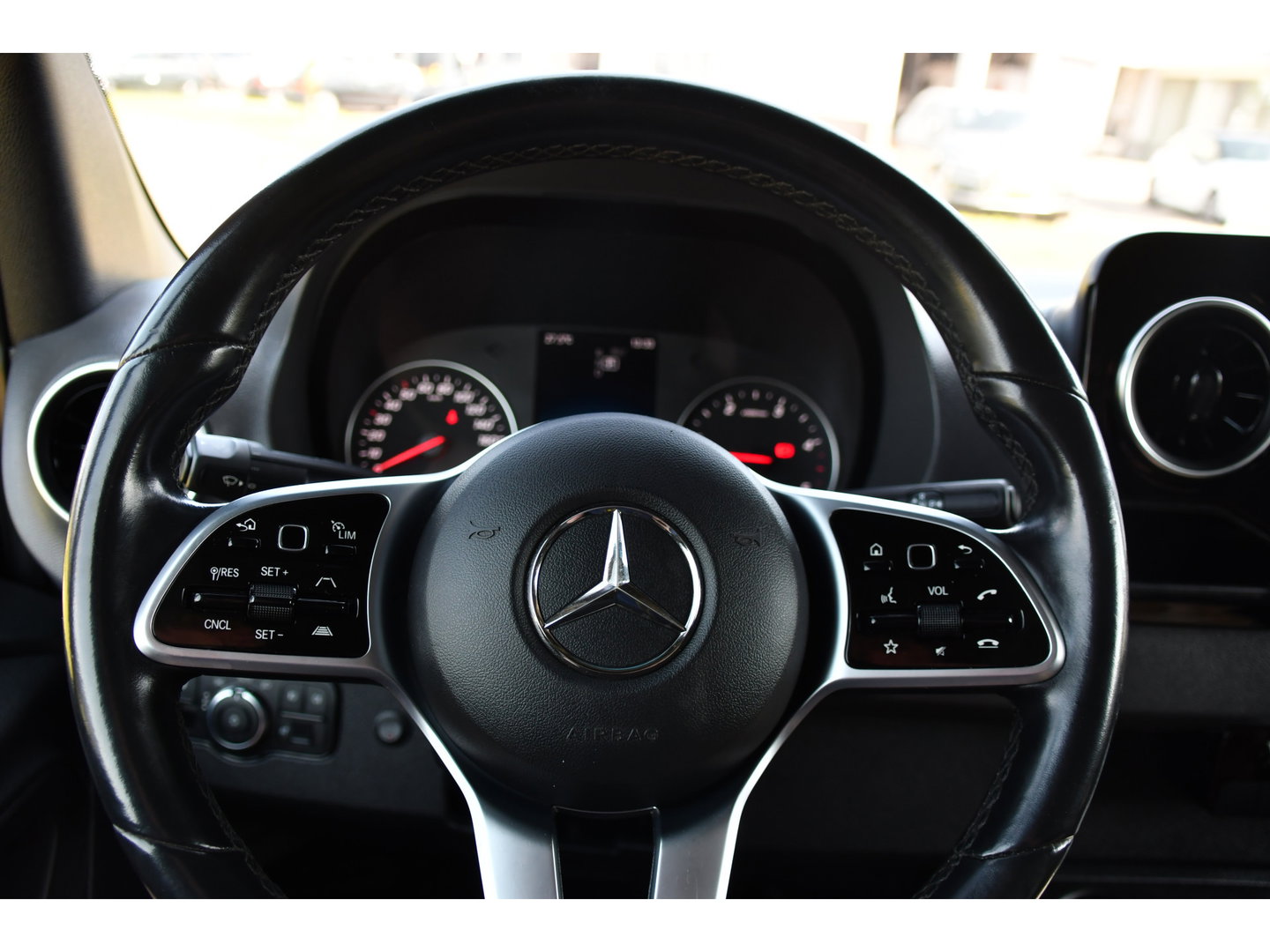 Mercedes-Benz Sprinter 319 3.0 CDI L2H2 Black Edition Adaptieve Cruise, 360 Camera, Carplay, 190pk, LED, 10,5'' Mbux, Automaat, 3500kg Trekhaak, Dodehoek, 2 x Geveerde stoel, Uniek!