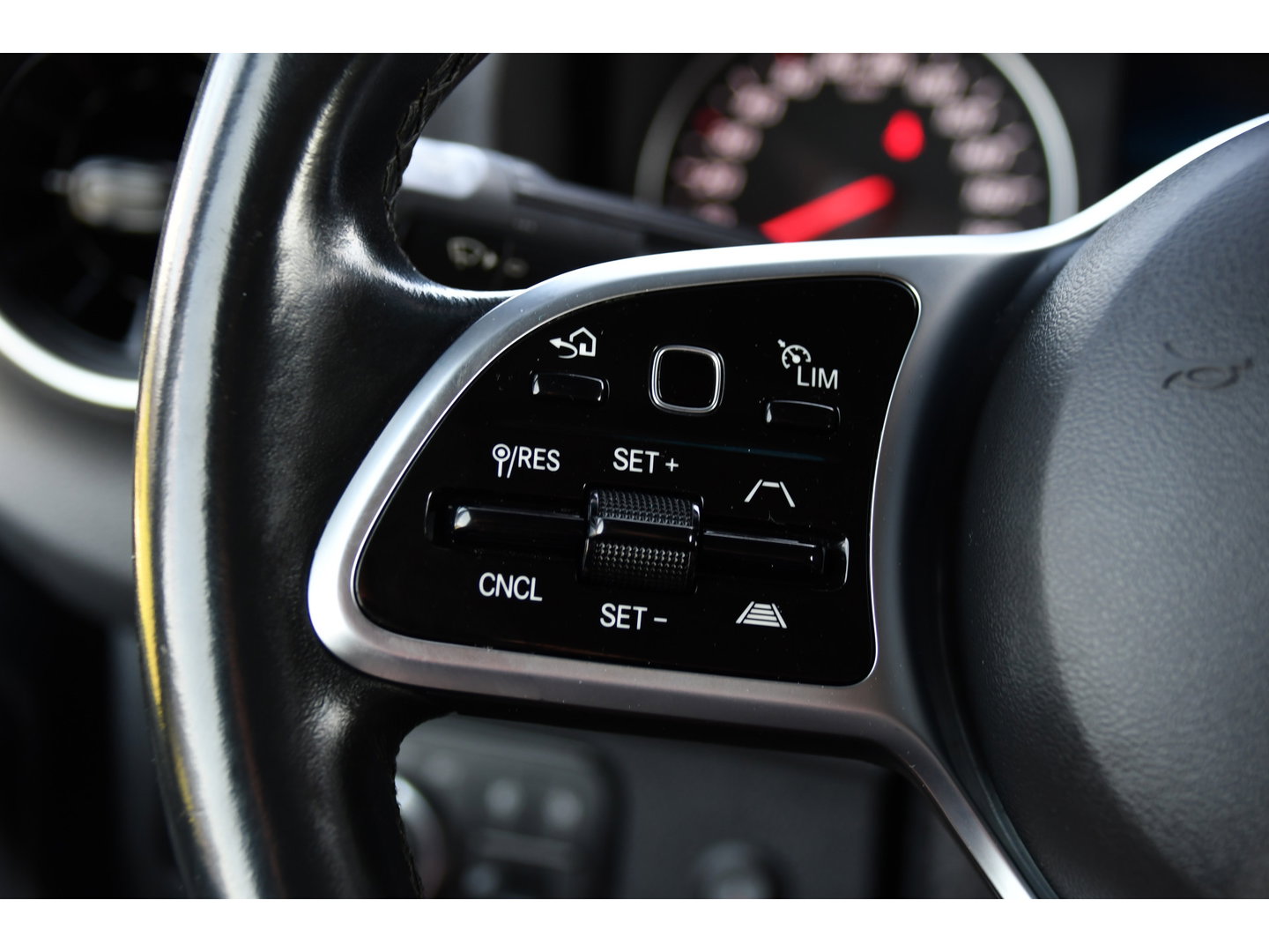 Mercedes-Benz Sprinter 319 3.0 CDI L2H2 Black Edition Adaptieve Cruise, 360 Camera, Carplay, 190pk, LED, 10,5'' Mbux, Automaat, 3500kg Trekhaak, Dodehoek, 2 x Geveerde stoel, Uniek!