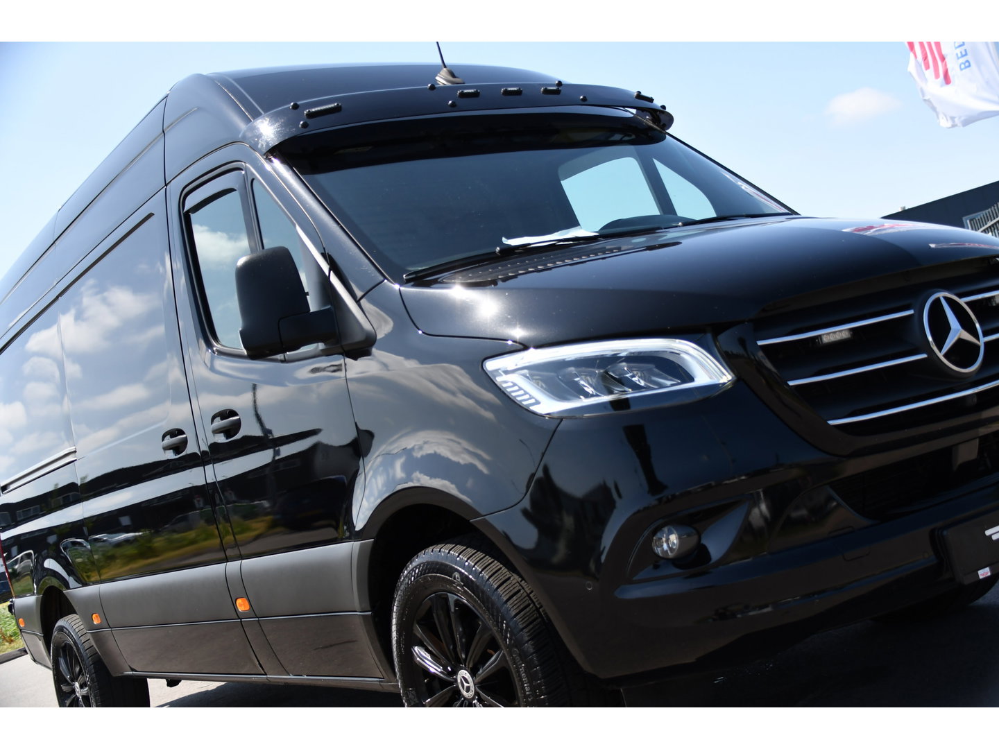 Mercedes-Benz Sprinter 319 3.0 CDI L2H2 Black Edition Adaptieve Cruise, 360 Camera, Carplay, 190pk, LED, 10,5'' Mbux, Automaat, 3500kg Trekhaak, Dodehoek, 2 x Geveerde stoel, Uniek!