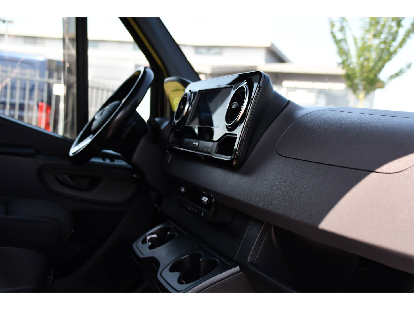 Mercedes-Benz Sprinter 319 3.0 CDI L2H2 Black Edition Adaptieve Cruise, 360 Camera, Carplay, 190pk, LED, 10,5'' Mbux, Automaat, 3500kg Trekhaak, Dodehoek, 2 x Geveerde stoel, Uniek!