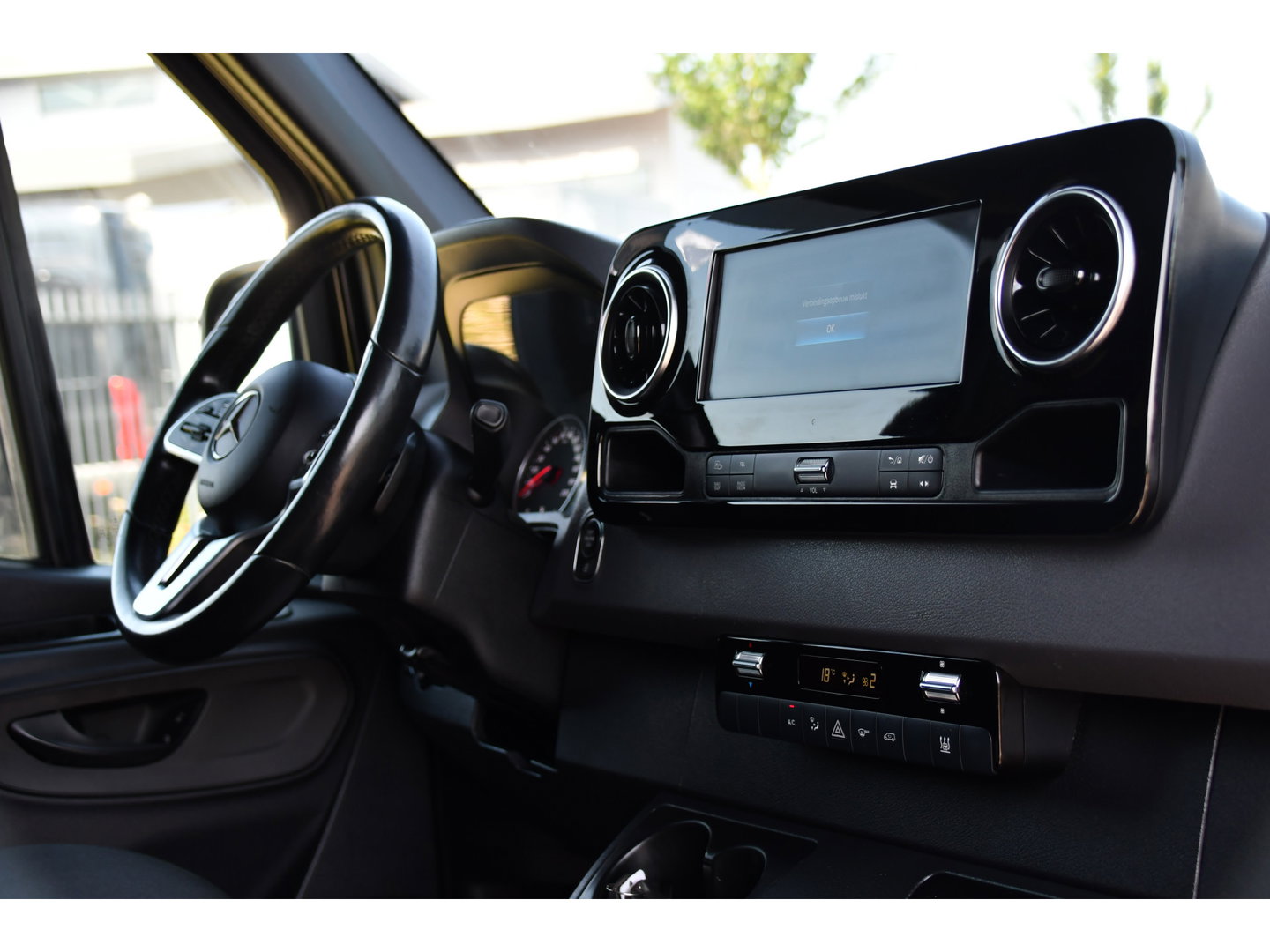 Mercedes-Benz Sprinter 319 3.0 CDI L2H2 Black Edition Adaptieve Cruise, 360 Camera, Carplay, 190pk, LED, 10,5'' Mbux, Automaat, 3500kg Trekhaak, Dodehoek, 2 x Geveerde stoel, Uniek!