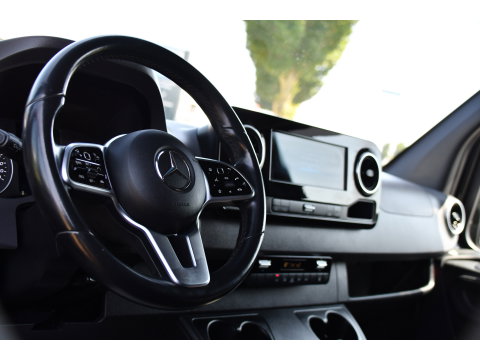 Mercedes-Benz Sprinter 319 3.0 CDI L2H2 Black Edition Adaptieve Cruise, 360 Camera, Carplay, 190pk, LED, 10,5'' Mbux, Automaat, 3500kg Trekhaak, Dodehoek, 2 x Geveerde stoel, Uniek!