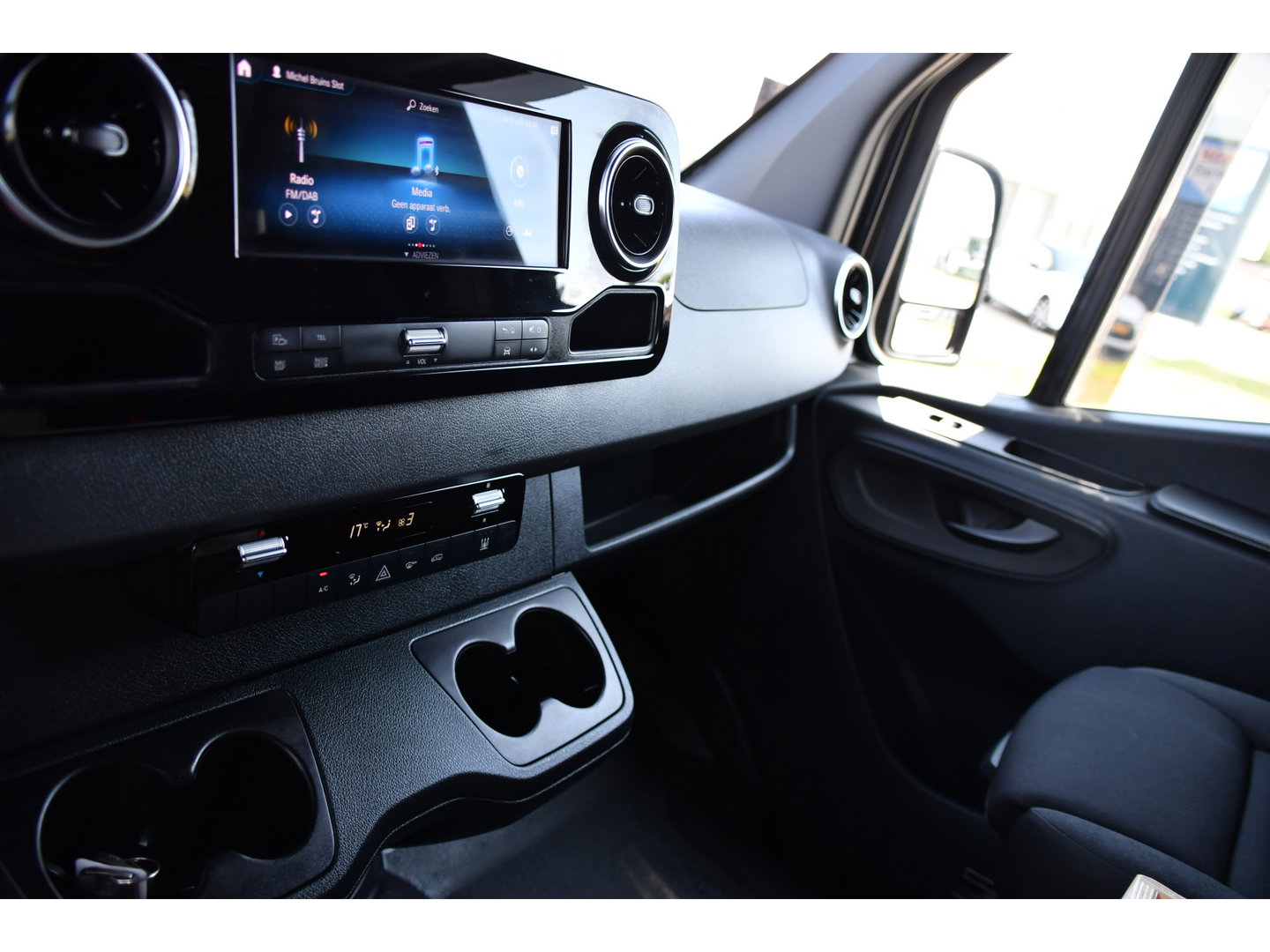 Mercedes-Benz Sprinter 319 3.0 CDI L2H2 Black Edition Adaptieve Cruise, 360 Camera, Carplay, 190pk, LED, 10,5'' Mbux, Automaat, 3500kg Trekhaak, Dodehoek, 2 x Geveerde stoel, Uniek!
