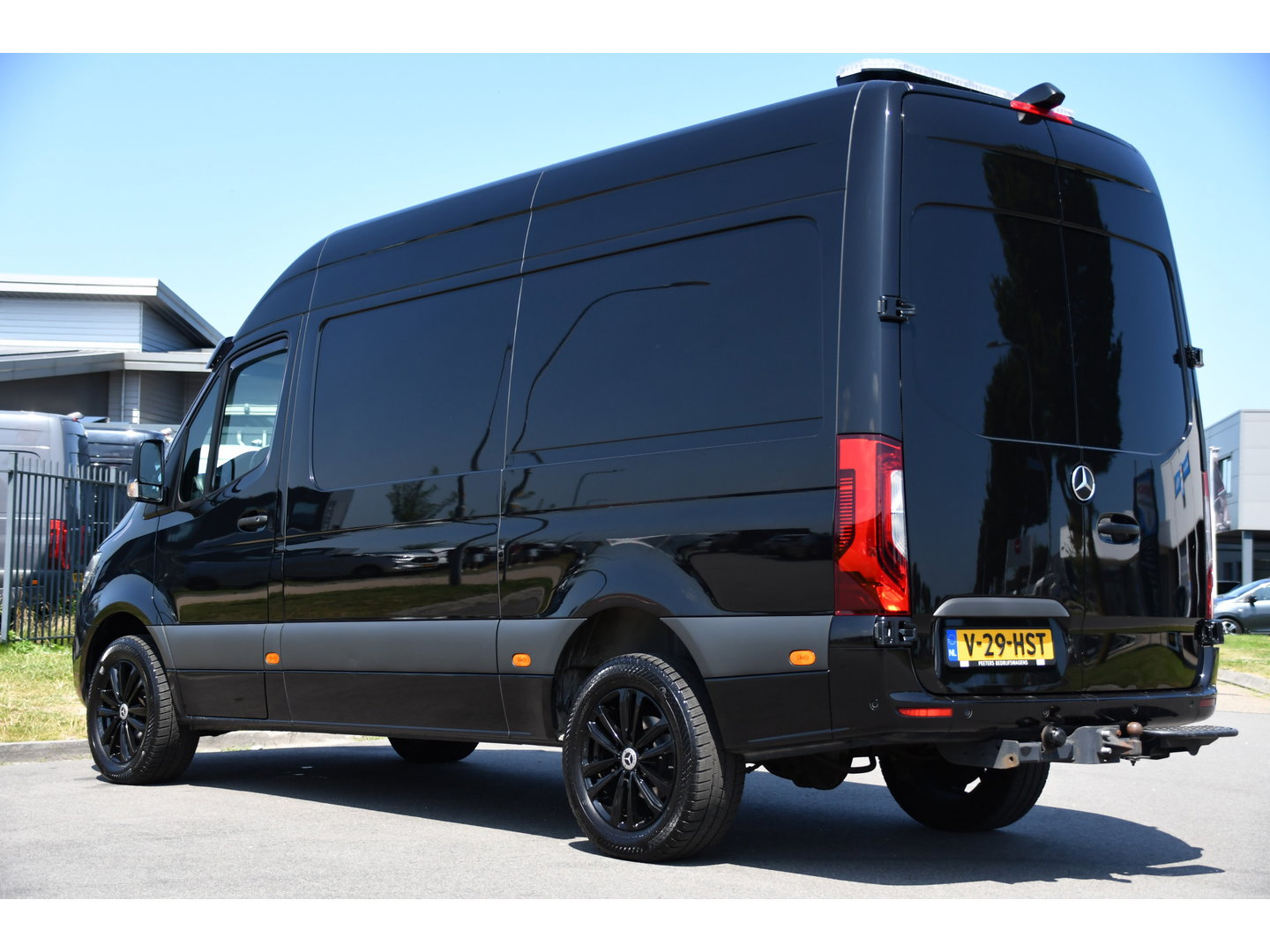 Mercedes-Benz Sprinter 319 3.0 CDI L2H2 Black Edition Adaptieve Cruise, 360 Camera, Carplay, 190pk, LED, 10,5'' Mbux, Automaat, 3500kg Trekhaak, Dodehoek, 2 x Geveerde stoel, Uniek!