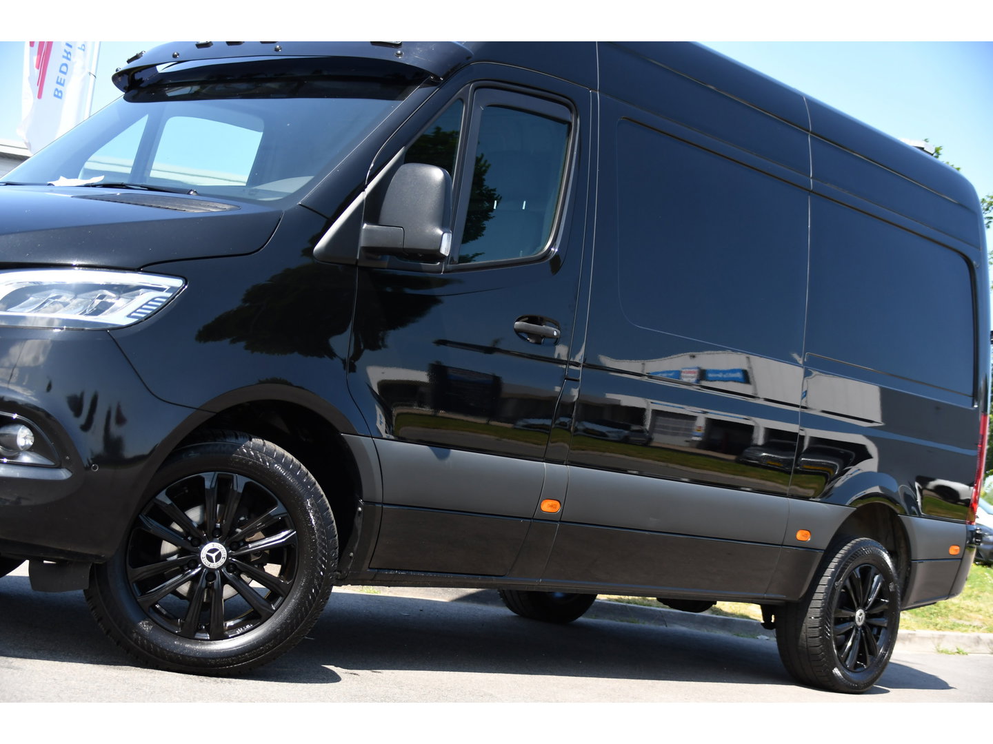 Mercedes-Benz Sprinter 319 3.0 CDI L2H2 Black Edition Adaptieve Cruise, 360 Camera, Carplay, 190pk, LED, 10,5'' Mbux, Automaat, 3500kg Trekhaak, Dodehoek, 2 x Geveerde stoel, Uniek!