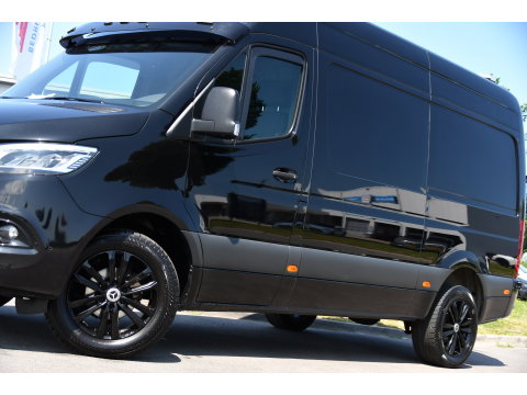 Mercedes-Benz Sprinter 319 3.0 CDI L2H2 Black Edition Adaptieve Cruise, 360 Camera, Carplay, 190pk, LED, 10,5'' Mbux, Automaat, 3500kg Trekhaak, Dodehoek, 2 x Geveerde stoel, Uniek!