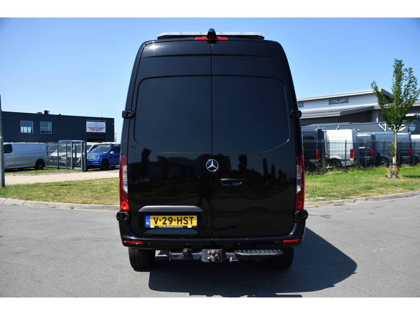 Mercedes-Benz Sprinter 319 3.0 CDI L2H2 Black Edition Adaptieve Cruise, 360 Camera, Carplay, 190pk, LED, 10,5'' Mbux, Automaat, 3500kg Trekhaak, Dodehoek, 2 x Geveerde stoel, Uniek!