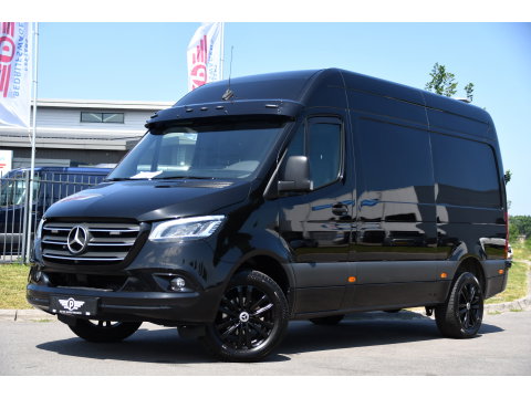 Mercedes-Benz Sprinter 319 3.0 CDI L2H2 Black Edition Adaptieve Cruise, 360 Camera, Carplay, 190pk, LED, 10,5'' Mbux, Automaat, 3500kg Trekhaak, Dodehoek, 2 x Geveerde stoel, Uniek!