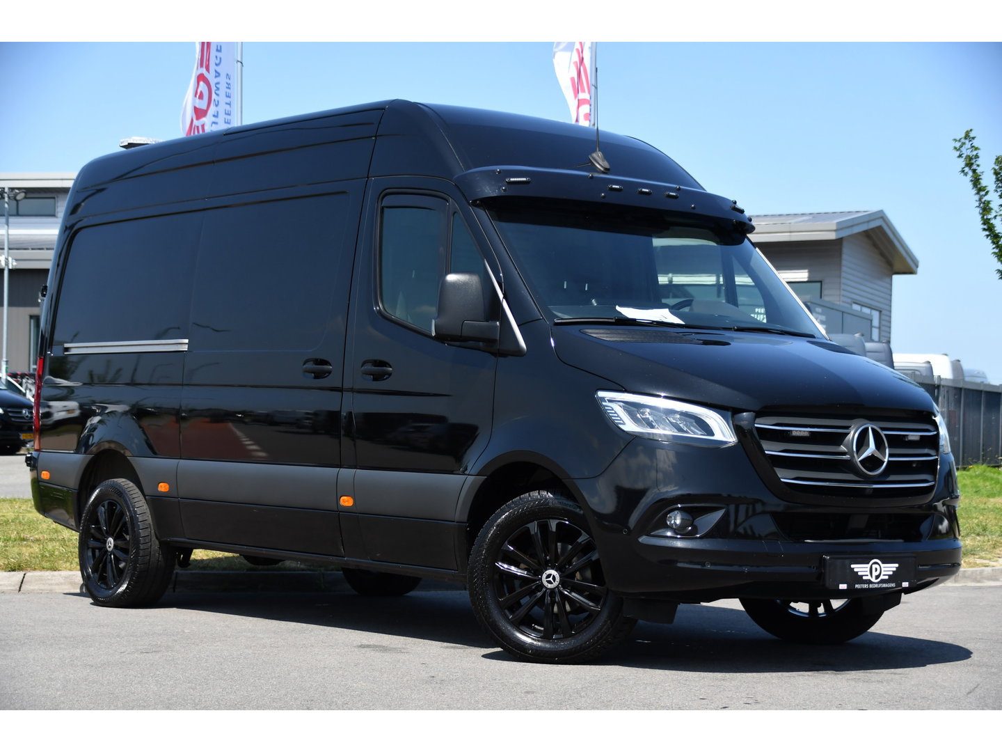 Mercedes-Benz Sprinter 319 3.0 CDI L2H2 Black Edition Adaptieve Cruise, 360 Camera, Carplay, 190pk, LED, 10,5'' Mbux, Automaat, 3500kg Trekhaak, Dodehoek, 2 x Geveerde stoel, Uniek!