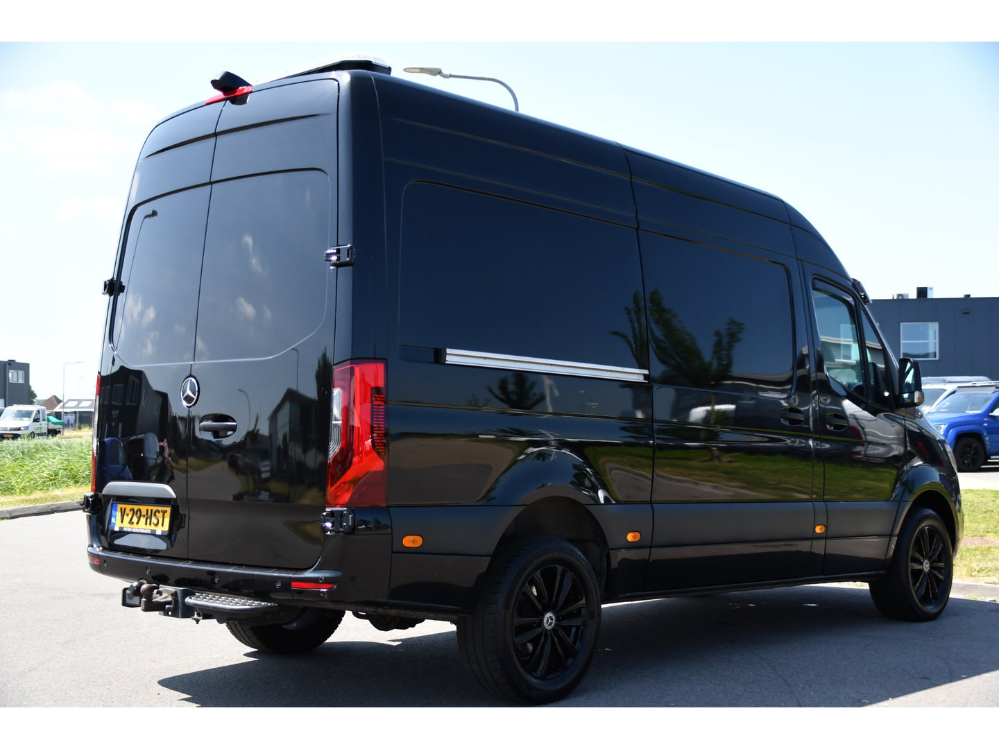 Mercedes-Benz Sprinter 319 3.0 CDI L2H2 Black Edition Adaptieve Cruise, 360 Camera, Carplay, 190pk, LED, 10,5'' Mbux, Automaat, 3500kg Trekhaak, Dodehoek, 2 x Geveerde stoel, Uniek!