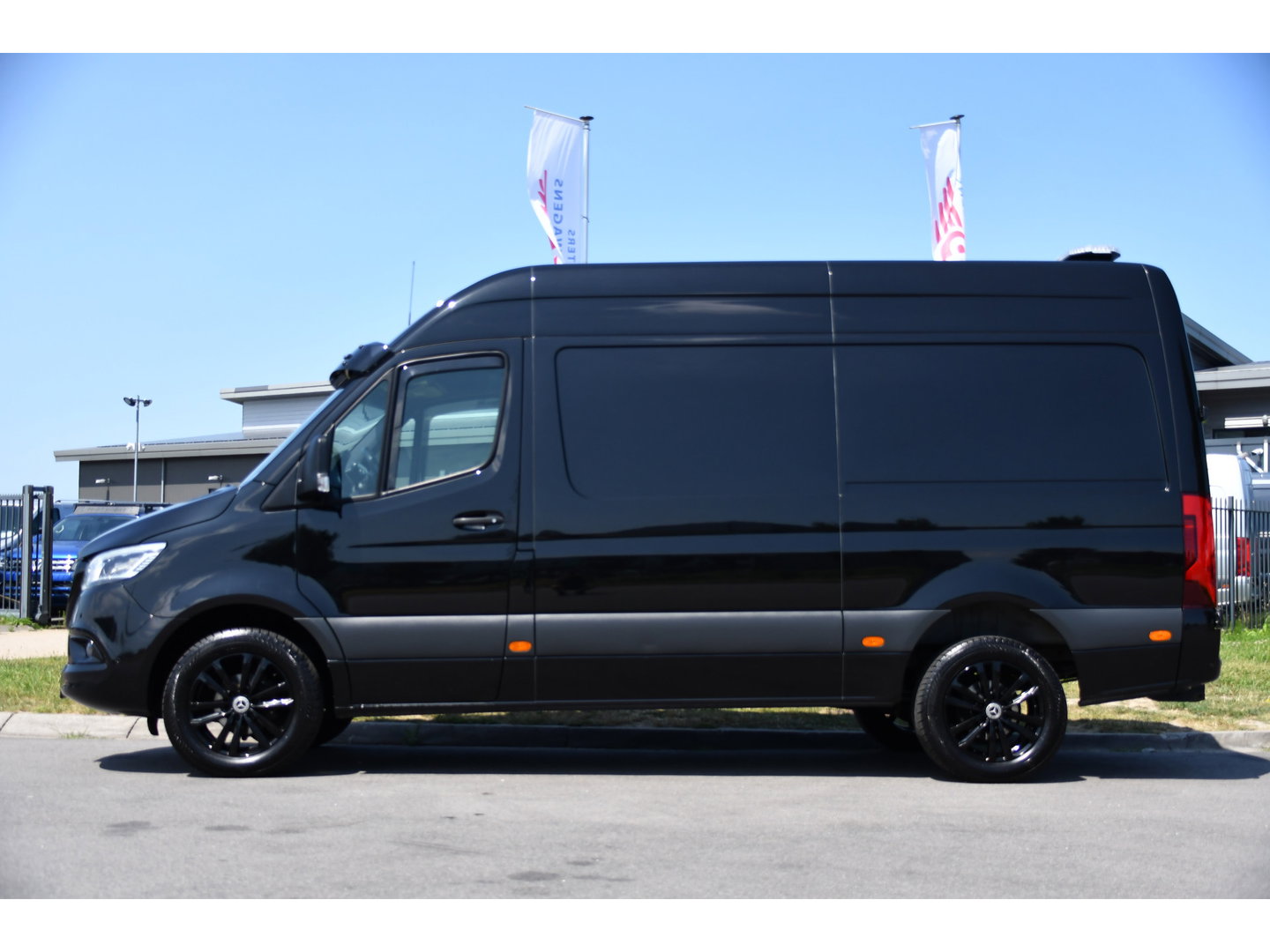 Mercedes-Benz Sprinter 319 3.0 CDI L2H2 Black Edition Adaptieve Cruise, 360 Camera, Carplay, 190pk, LED, 10,5'' Mbux, Automaat, 3500kg Trekhaak, Dodehoek, 2 x Geveerde stoel, Uniek!