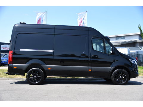 Mercedes-Benz Sprinter 319 3.0 CDI L2H2 Black Edition Adaptieve Cruise, 360 Camera, Carplay, 190pk, LED, 10,5'' Mbux, Automaat, 3500kg Trekhaak, Dodehoek, 2 x Geveerde stoel, Uniek!