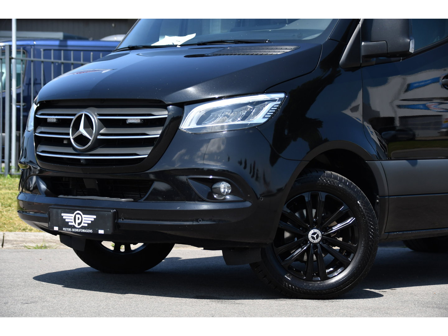 Mercedes-Benz Sprinter 319 3.0 CDI L2H2 Black Edition Adaptieve Cruise, 360 Camera, Carplay, 190pk, LED, 10,5'' Mbux, Automaat, 3500kg Trekhaak, Dodehoek, 2 x Geveerde stoel, Uniek!