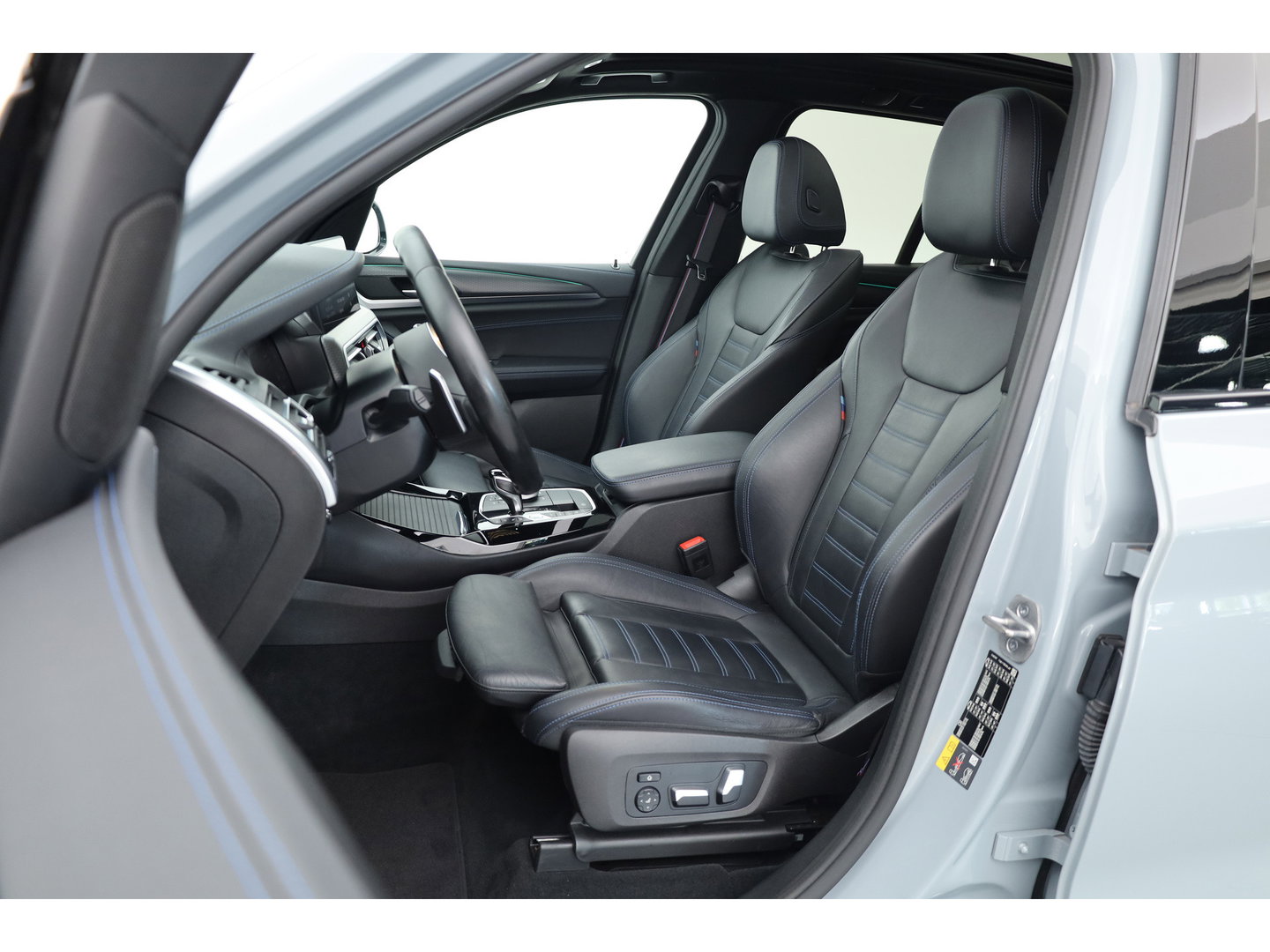 BMW X3 xDrive30e M-Sport Pro | Rijklaar! | S/K-Dak | Leder+Memory | Shadowline | HUD | Dodehoek | Stoelverw. | 360*+PDC | Sfeerverl. | Cruise | LED | 20'' | Elek. Klep | Dig. Cockpit | NAV+App.Connect V