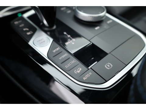 BMW X3 xDrive30e M-Sport Pro | Rijklaar! | S/K-Dak | Leder+Memory | Shadowline | HUD | Dodehoek | Stoelverw. | 360*+PDC | Sfeerverl. | Cruise | LED | 20'' | Elek. Klep | Dig. Cockpit | NAV+App.Connect V