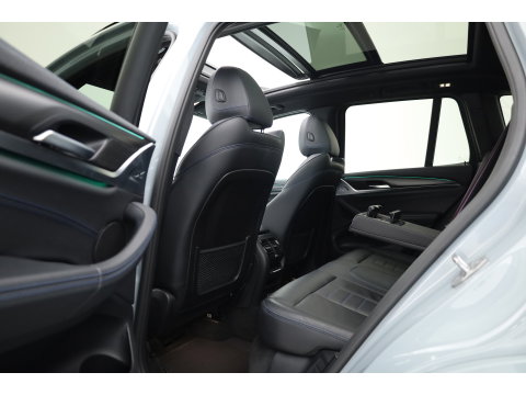 BMW X3 xDrive30e M-Sport Pro | Rijklaar! | S/K-Dak | Leder+Memory | Shadowline | HUD | Dodehoek | Stoelverw. | 360*+PDC | Sfeerverl. | Cruise | LED | 20'' | Elek. Klep | Dig. Cockpit | NAV+App.Connect V