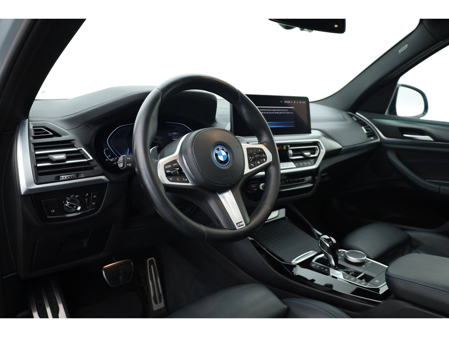 BMW X3 xDrive30e M-Sport Pro | Rijklaar! | S/K-Dak | Leder+Memory | Shadowline | HUD | Dodehoek | Stoelverw. | 360*+PDC | Sfeerverl. | Cruise | LED | 20'' | Elek. Klep | Dig. Cockpit | NAV+App.Connect V
