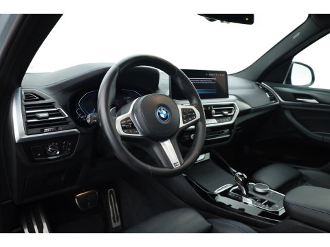 BMW X3 xDrive30e M-Sport Pro | Rijklaar! | S/K-Dak | Leder+Memory | Shadowline | HUD | Dodehoek | Stoelverw. | 360*+PDC | Sfeerverl. | Cruise | LED | 20'' | Elek. Klep | Dig. Cockpit | NAV+App.Connect V
