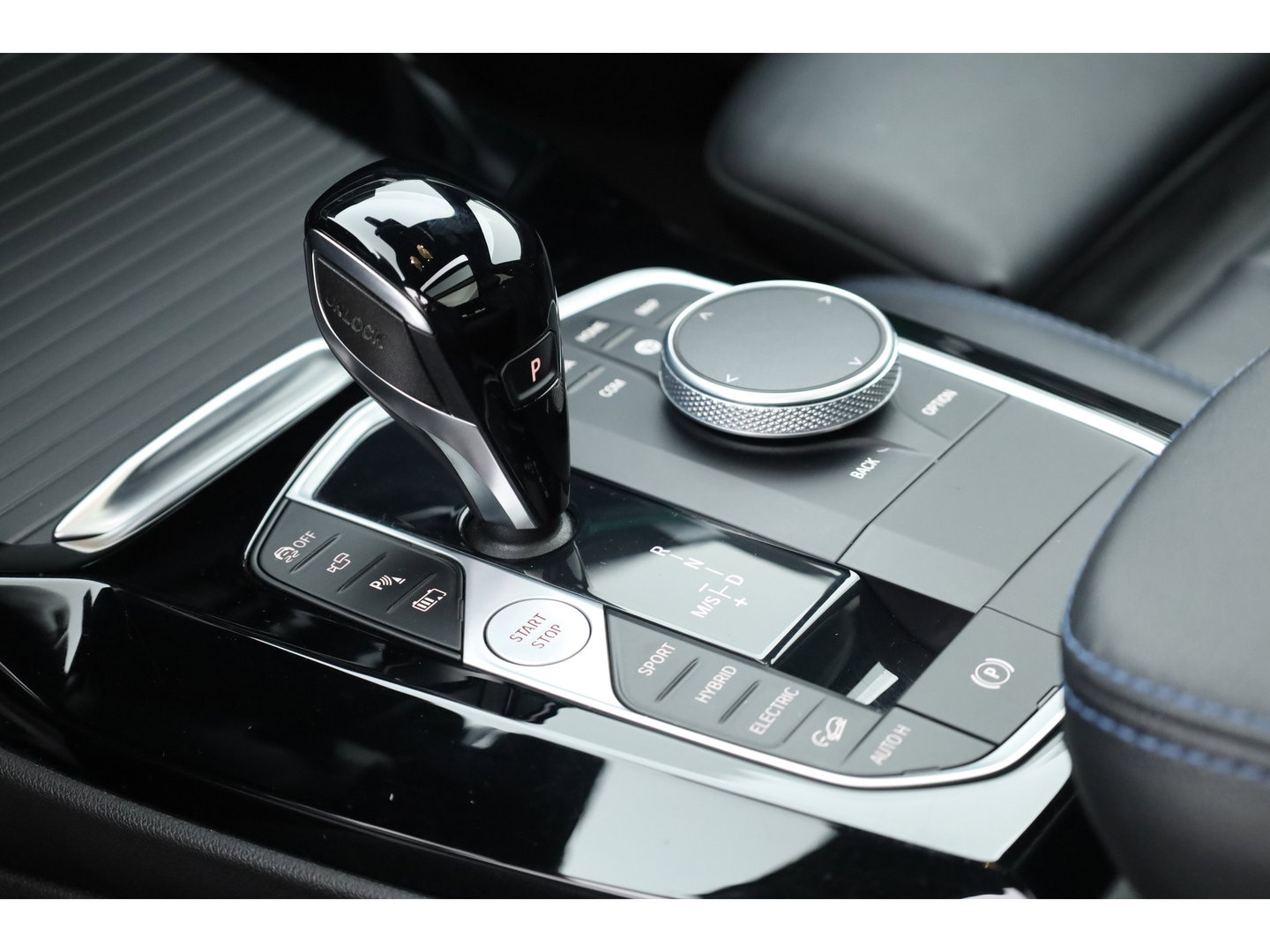 BMW X3 xDrive30e M-Sport Pro | Rijklaar! | S/K-Dak | Leder+Memory | Shadowline | HUD | Dodehoek | Stoelverw. | 360*+PDC | Sfeerverl. | Cruise | LED | 20'' | Elek. Klep | Dig. Cockpit | NAV+App.Connect V