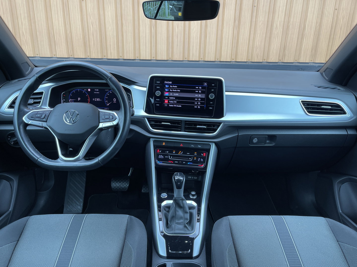 Volkswagen T-Roc Cabrio 1.5 TSI R-Line Uitstraling | Apple Carplay | Stuurwielverwarming | Keyless | DAB | Achteruitrijcamera | IQ Light |