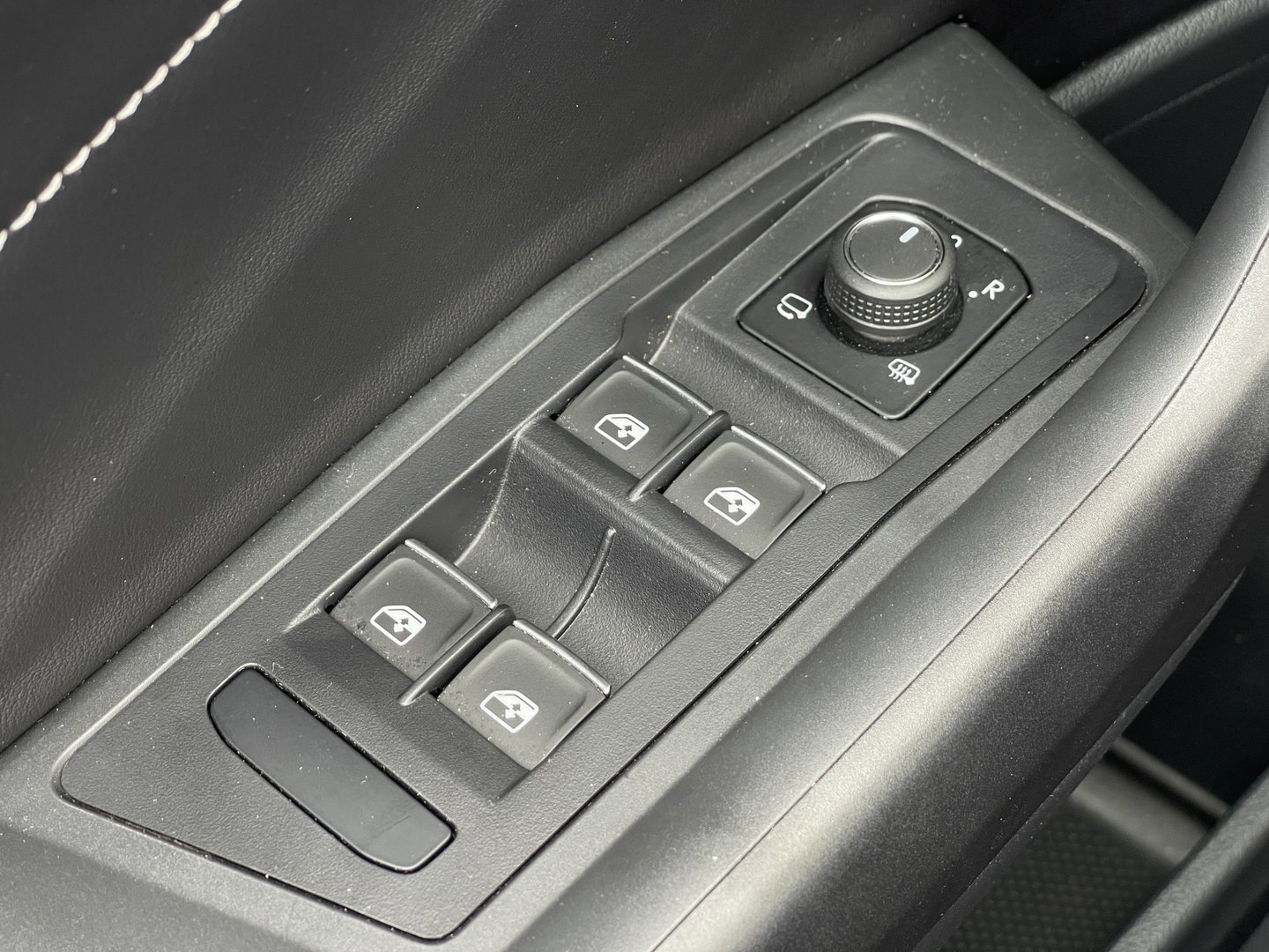 Volkswagen T-Roc Cabrio 1.5 TSI R-Line Uitstraling | Apple Carplay | Stuurwielverwarming | Keyless | DAB | Achteruitrijcamera | IQ Light |