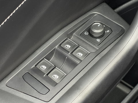 Volkswagen T-Roc Cabrio 1.5 TSI R-Line Uitstraling | Apple Carplay | Stuurwielverwarming | Keyless | DAB | Achteruitrijcamera | IQ Light |
