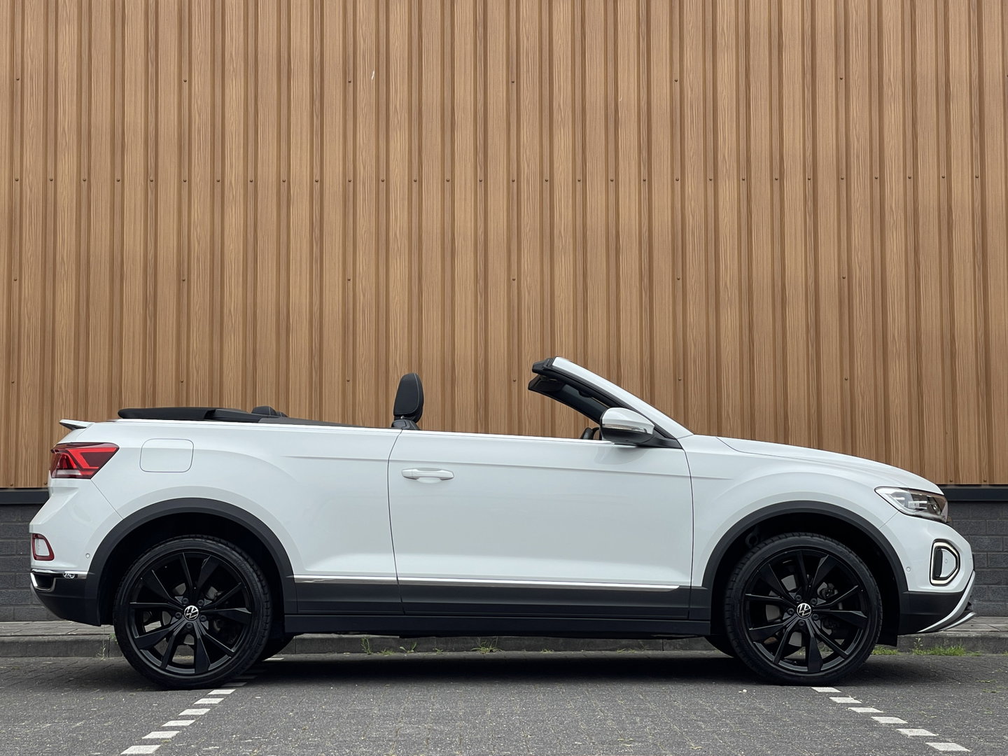 Volkswagen T-Roc Cabrio 1.5 TSI R-Line Uitstraling | Apple Carplay | Stuurwielverwarming | Keyless | DAB | Achteruitrijcamera | IQ Light |